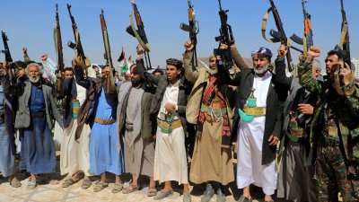 بعد الغارات... قيادي حوثي يتوعّد: سنقابل التصعيد بالتصعيد!