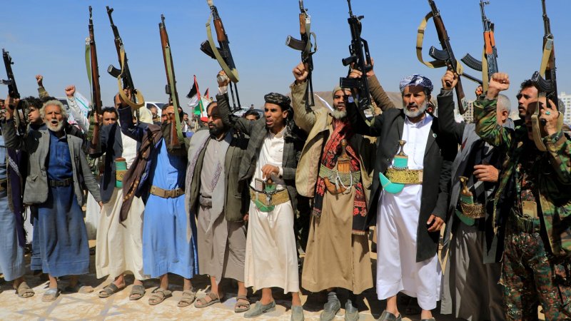 بعد الغارات... قيادي حوثي يتوعّد: سنقابل التصعيد بالتصعيد!