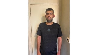 صورة من داخل متجر تُطيح بمروّج عملة مزيفة في الحمرا!