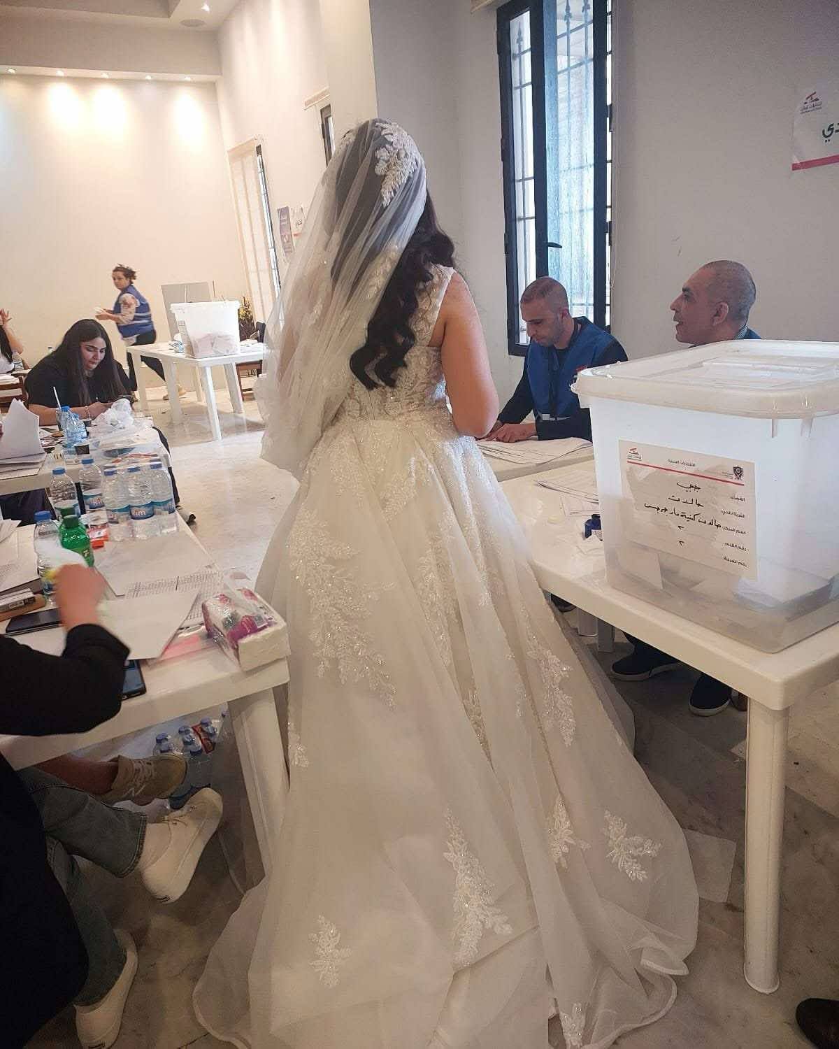 رغم انشغالها بالزفاف... عروس لم تفرّط بصوتها!
