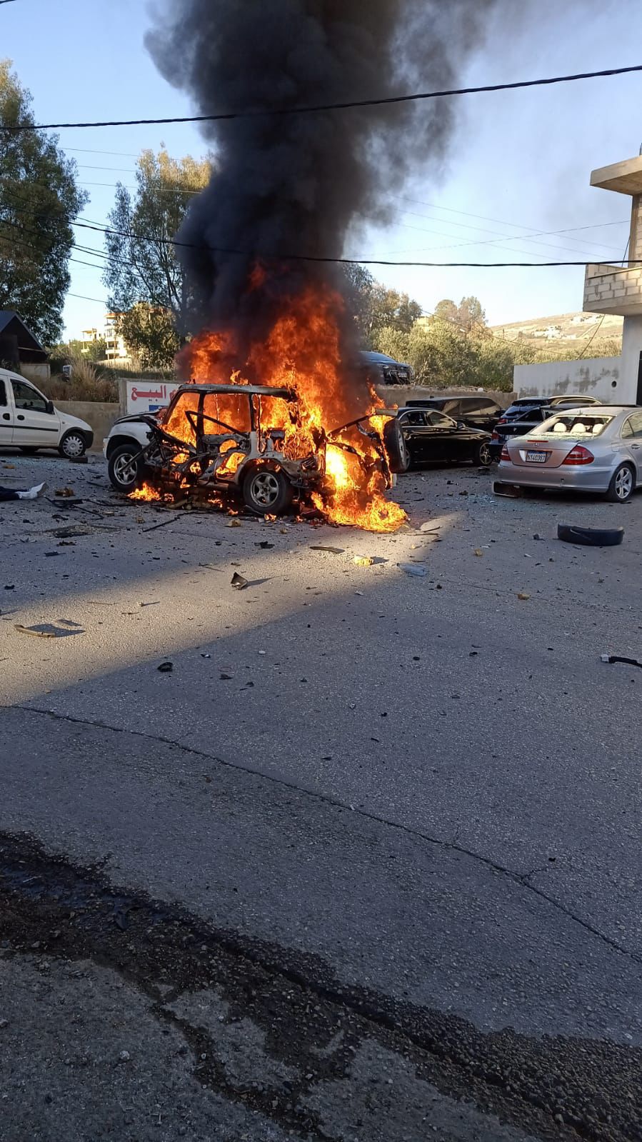بالفيديو والصور: استهداف سيارة في كفررمان