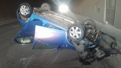 بالصورة: انقلاب سيارة داخل نفق الأوزاعي