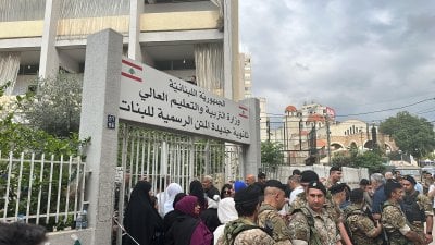 توقف العمل في أكثر من قلم ... وتدافع مع اقتراب اقفال الصناديق !
