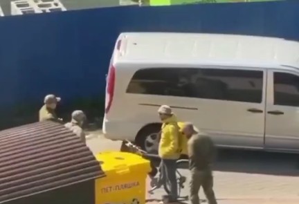 ماسك يعلق على "اختطاف" مدنيين أوكرانيين للتجنيد القسري (فيديو)