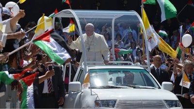 قبل وفاته... البابا فرنسيس يتبرع بسيارته لمساعدة أطفال غزة 