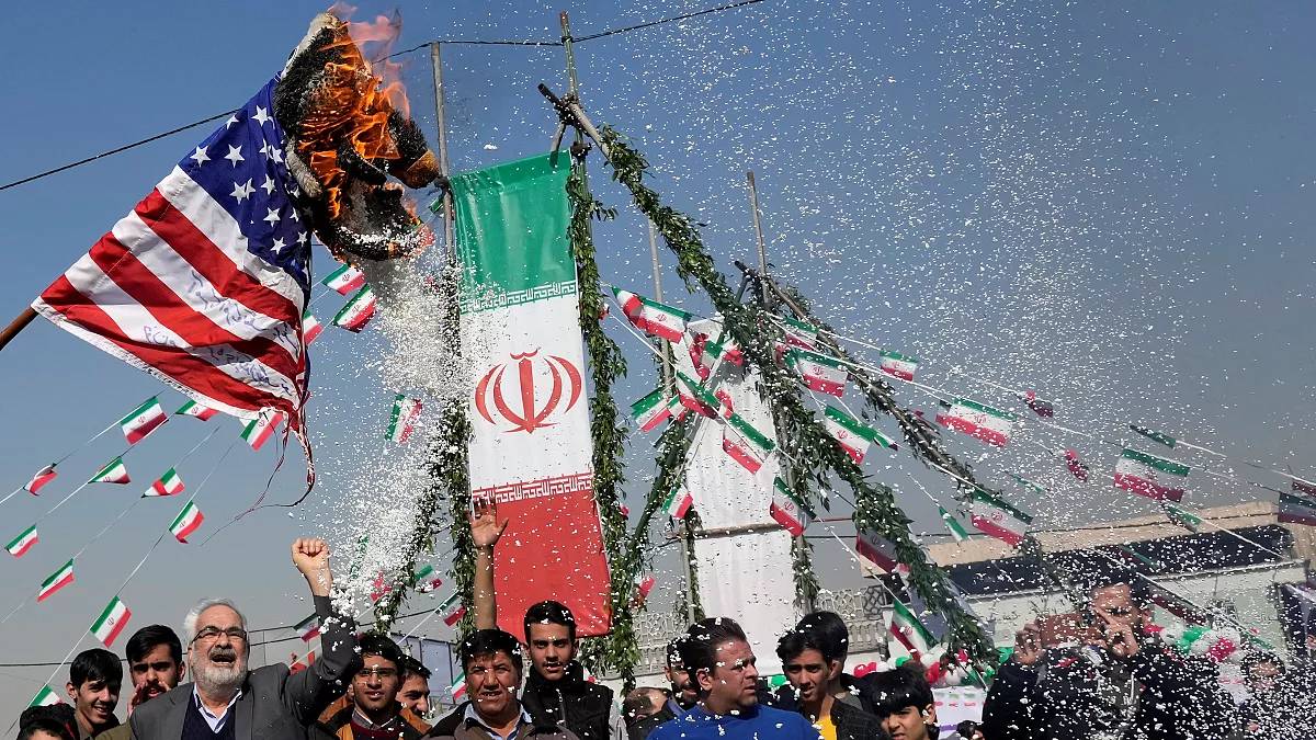 "تمثيلية"... إيران تفتح النار على السياسات الأميركية