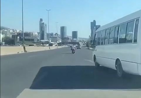  "الركلة القاتلة"... مشهدٌ "مرعب" على اوتوستراد الضبية (فيديو)