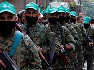 حماس تسلّم 3 مطلوبين... وتؤكد: تعاوننا مع الدولة اللبنانية كامل
