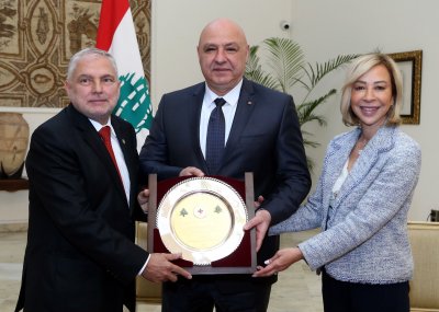 عون يقدّم راتبه دعمًا للصليب الأحمر اللبناني!