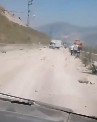 إثر الغارات الإسرائيلية... بالفيديو: دمار على طريق النبطية - مرجعيون