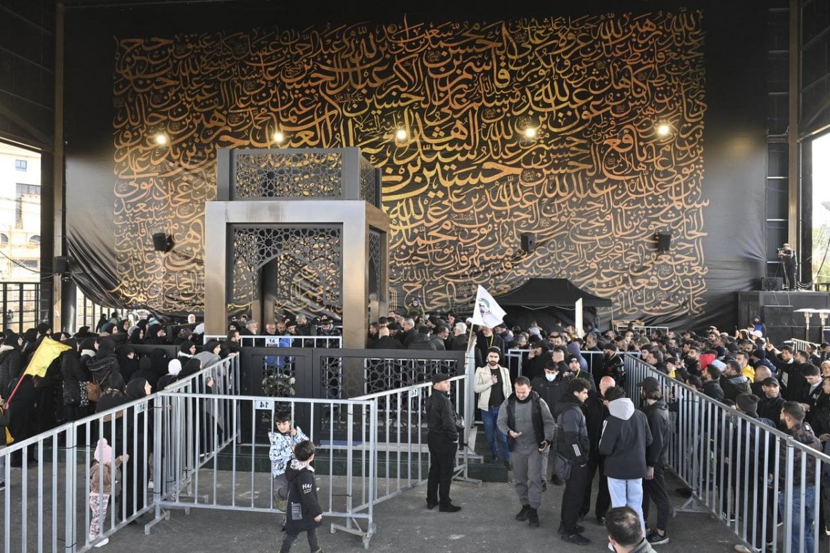 من أمام ضريح نصرالله... نائب حزب الله: "أنصحكم ألا تكرّروا التجارب"