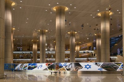بعد الصواريخ الحوثية... مطار 