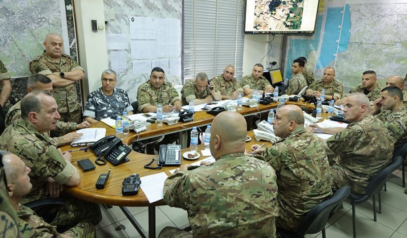 بالصور: قائد الجيش يتفقد غرفة عمليات منطقة الشمال