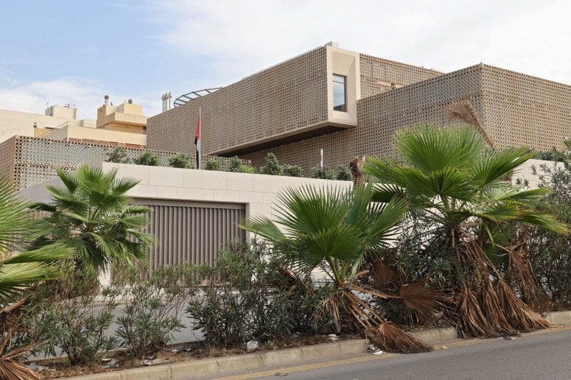 بيع مقتنيات سفارة الإمارات