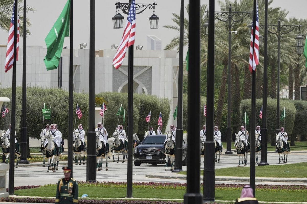 الخيول العربية رافقته حتى القصر: استقبال ملوكي لترامب في السعودية (فيديو)