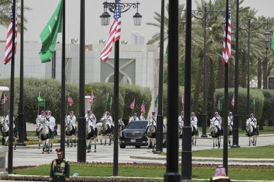 الخيول العربية رافقته حتى القصر: استقبال ملوكي لترامب في السعودية (فيديو)