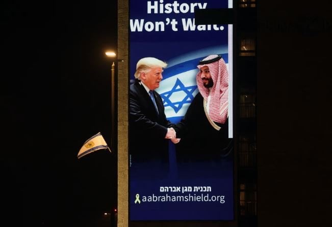 رفع صور بن سلمان وترامب في إسرائيل... و "رسالة مشوقة"