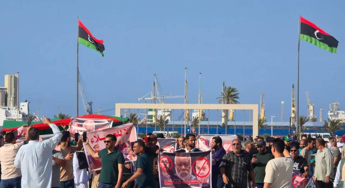 وسط تصاعد العنف... استقالات متتالية تهز حكومة ليبيا