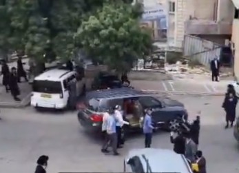  يلوّحون بالأعلام الفلسطينية.... بن غفير يتعرّض للهجوم وصفعات تطال زوجته (فيديو)