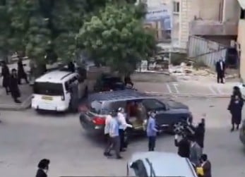  يلوّحون بالأعلام الفلسطينية.... بن غفير يتعرّض للهجوم وصفعات تطال زوجته (فيديو)