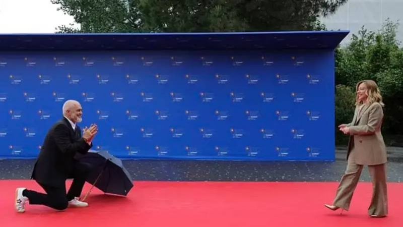 مشهد استثنائي في قمة تيرانا: رئيس وزراء ألبانيا يجثو أمام ميلوني! (فيديو)