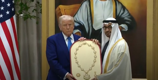 خلال استقباله في أبوظبي... محمد بن زايد يمنح ترامب "وسام زايد"