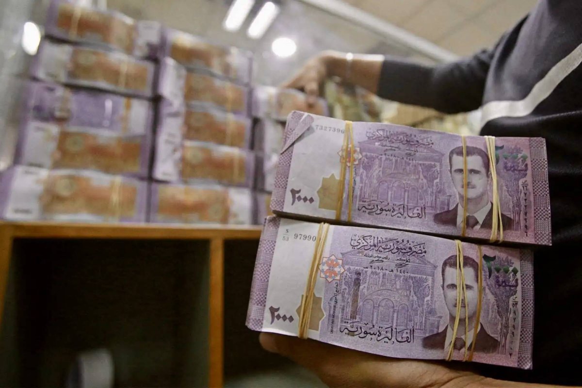 من موسكو إلى الخليج وأوروبا... الليرة السورية تغيّر وجهتها!