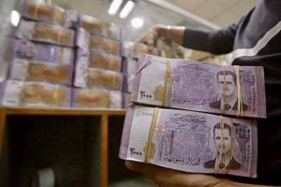 من موسكو إلى الخليج وأوروبا... الليرة السورية تغيّر وجهتها!