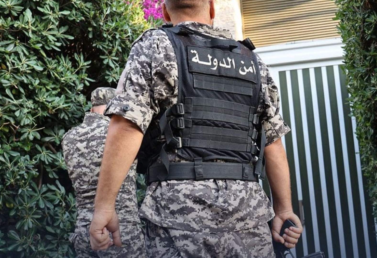 أمام وزارة التربية وكلية الإعلام... ضبط شخصين يقومان ببيع طوابع