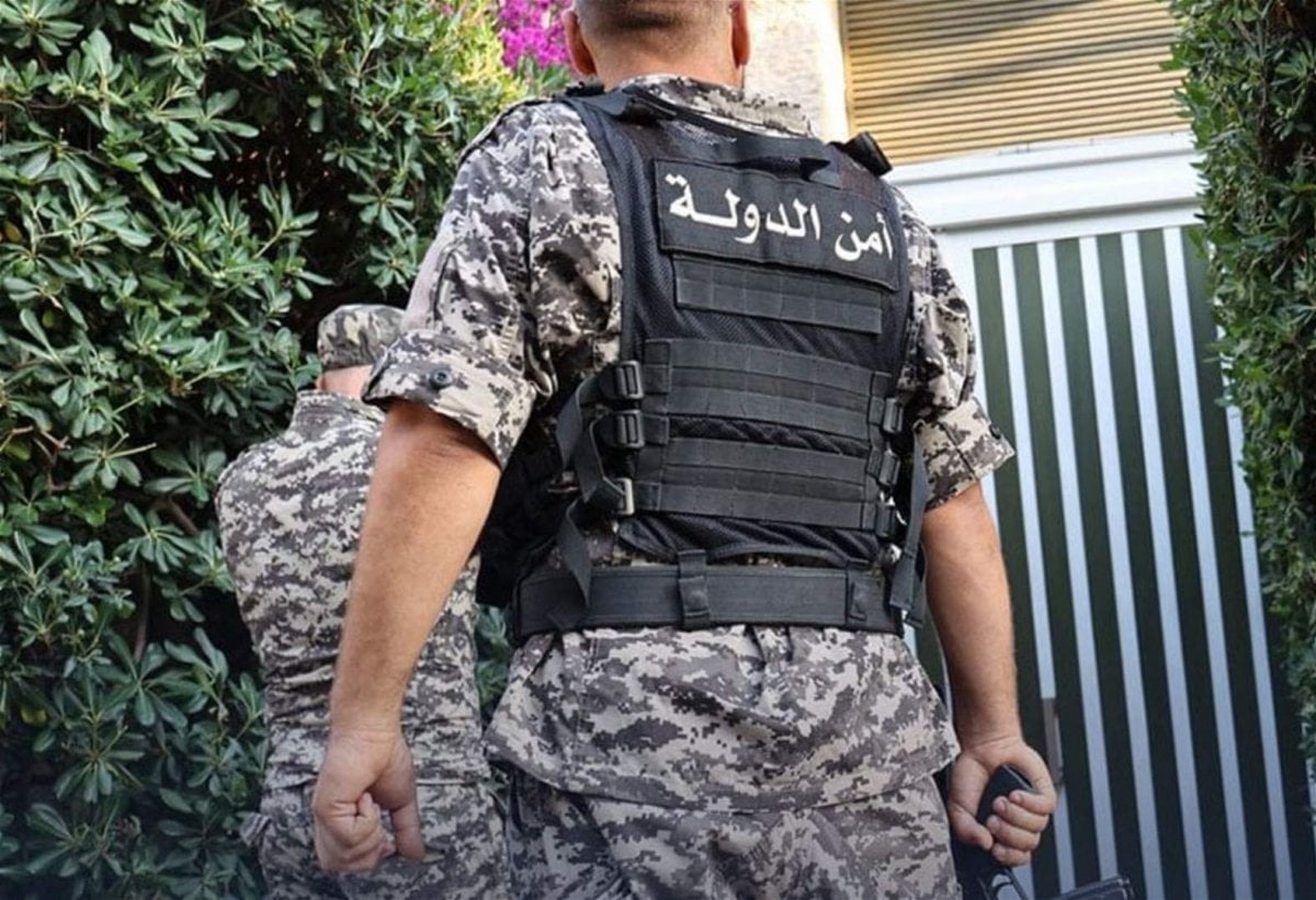 أمام وزارة التربية وكلية الإعلام... ضبط شخصين يقومان ببيع طوابع