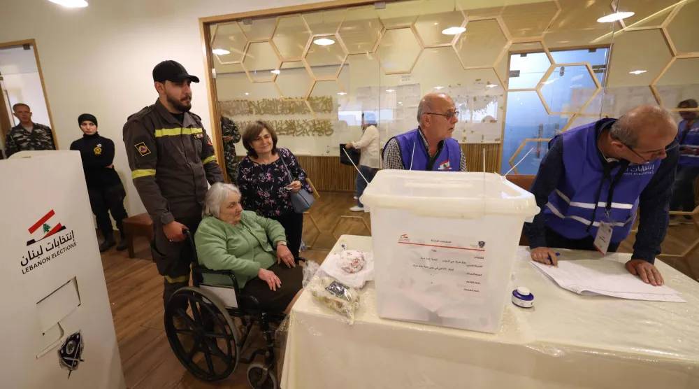 بين بيروت والبقاع... نوابٌ في مراكز الاقتراع!