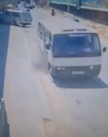 لحظة رعب في طرابلس... بالفيديو: سقوط طالب من باص مدرسي كاد يودي بحياته!