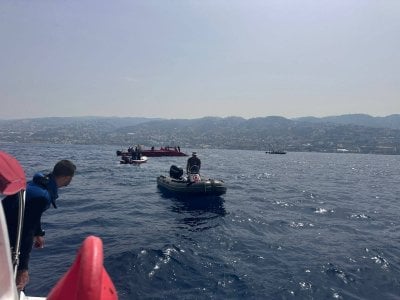 فُقد أثناء الغوص... صورٌ توثّق عمليات البحث عن مواطن قبالة شاطئ حالات