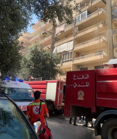 النيران تلتهم شقة في الشمال... محتجزون داخل المبنى ومخاوف! 
