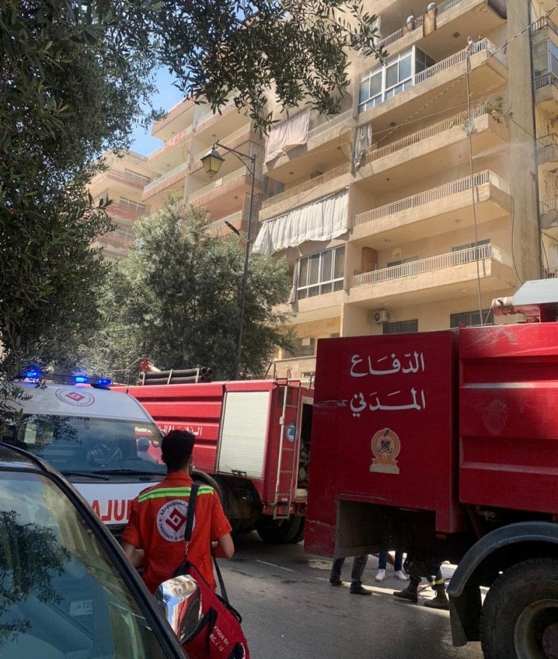 النيران تلتهم شقة في الشمال... محتجزون داخل المبنى ومخاوف! 
