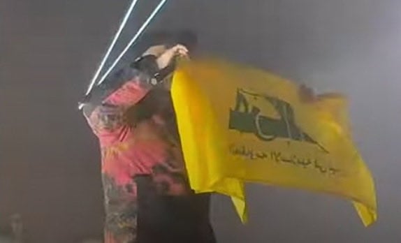 اعتقال عضو في فرقة "نيكاب" لرفعه علم حزب الله خلال حفل بلندن (فيديو)