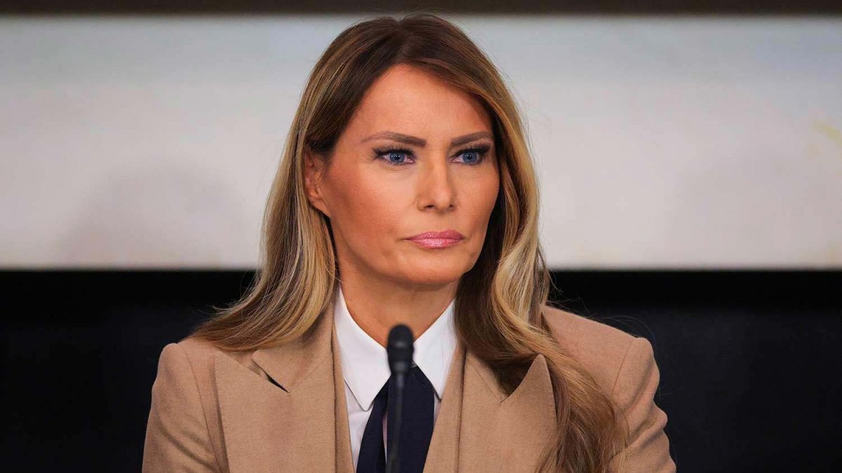 بأسلوب "تقني غير مسبوق"... ميلانيا ترامب تطلق النسخة الصوتية من مذكراتها!

