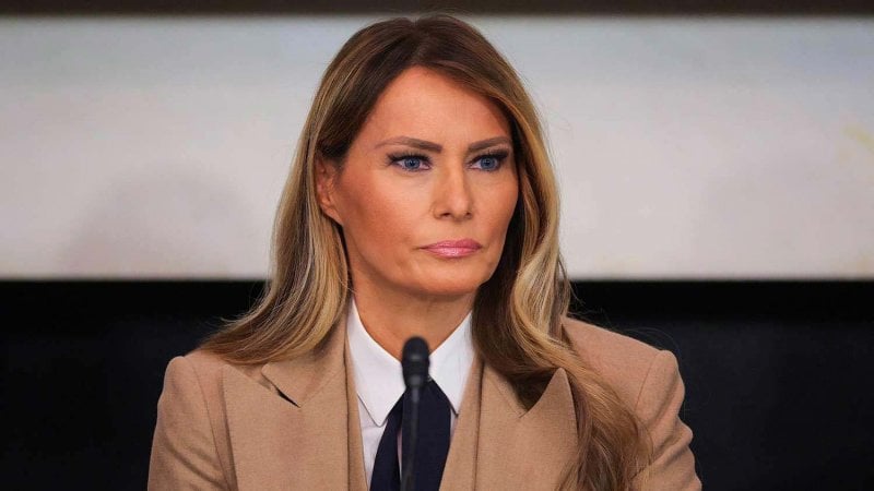 بأسلوب "تقني غير مسبوق"... ميلانيا ترامب تطلق النسخة الصوتية من مذكراتها!
 بأسلوب "تقني غير مسبوق"... ميلانيا ترامب تطلق النسخة الصوتية من مذكراتها!