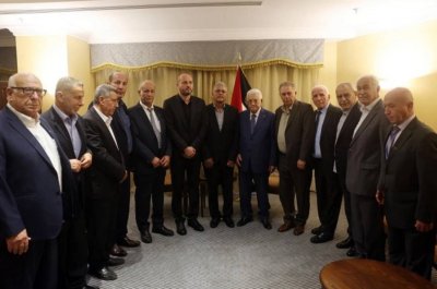 عباس يبحث أوضاع اللاجئين الفلسطينيين في لبنان مع الفصائل