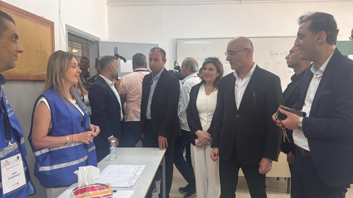 "استياء" من زيارة وزير الداخلية إلى شبعا "برفقة" عماد الخطيب .. أين الحياد؟!