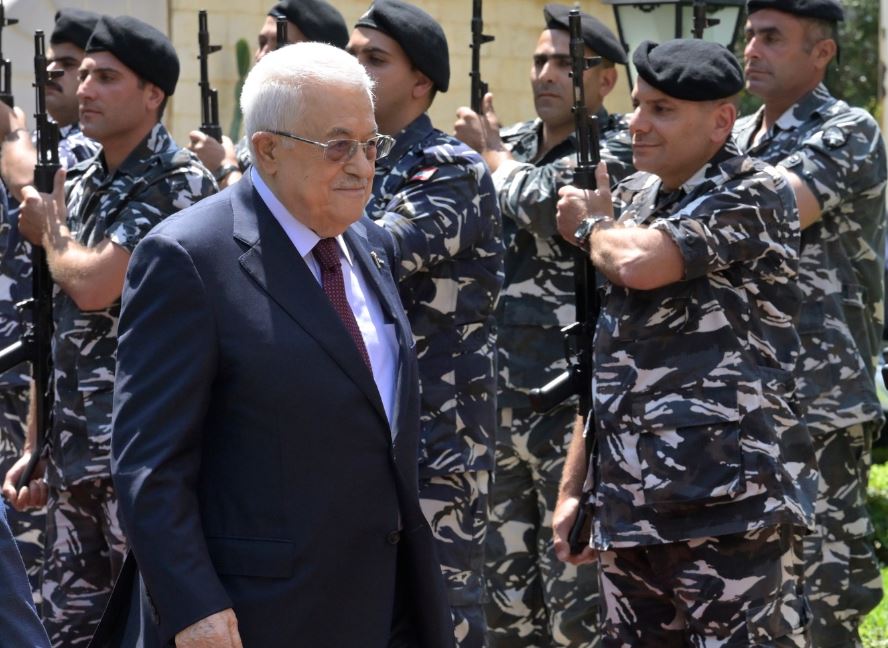 عباس من بيروت: اللاجئون الفلسطينيون ضيوف موقّتون وسيعودون إلى وطنهم