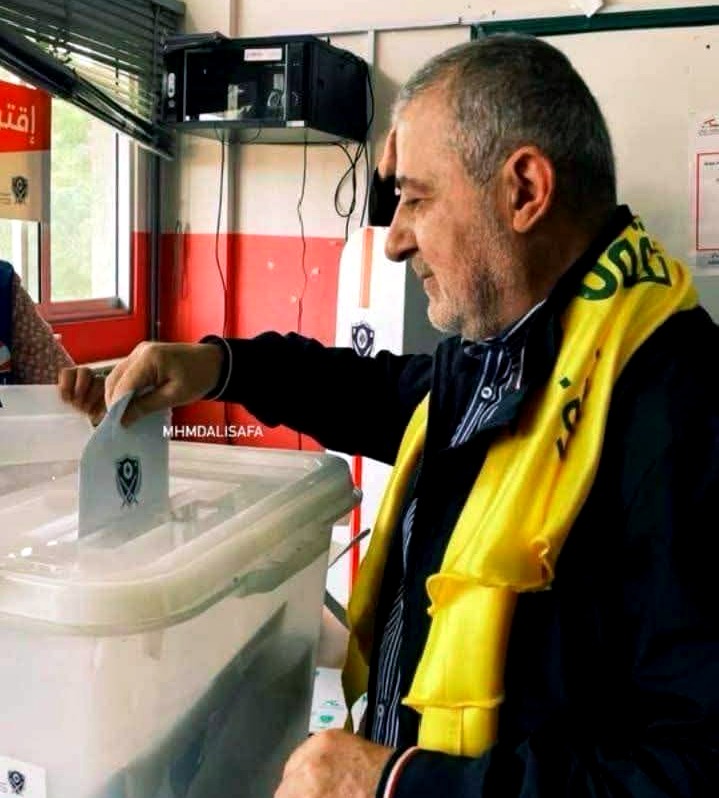 بالصورة: وفيق صفا يقترع!
