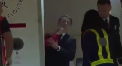 لحظة غير متوقعة... بالفيديو: ماكرون يتلقى صفعة من زوجته!