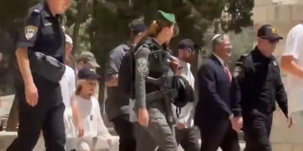 في إطار فعاليات "يوم القدس"... بن غفير يقتحم باحات المسجد الأقصى (فيديو)