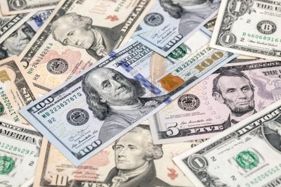 الدولار يرتفع مدعوماً بقرار منع ترامب
 من فرض رسوم جمركية 
