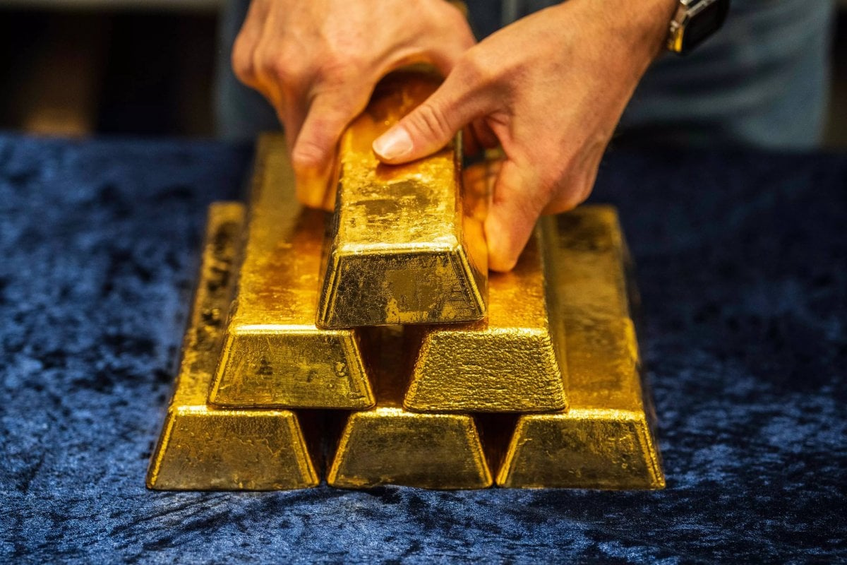 الذهب يتراجع من أعلى مستوياته في أسبوعين 

