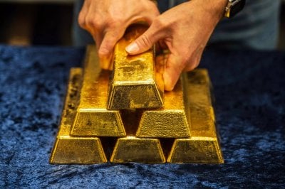 الذهب يتراجع من أعلى مستوياته في أسبوعين 
