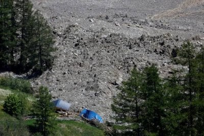 حادث بيئي غير مسبوق يبتلع بلدة في سويسرا (فيديو)
