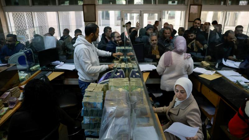 دعم سعودي-قطري لموظفي القطاع العام في سوريا