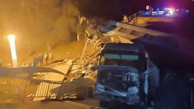 بينهم 3 أطفال... 7 قتلى بانهيار جسر فوق قطار في روسيا! (فيديو وصور)